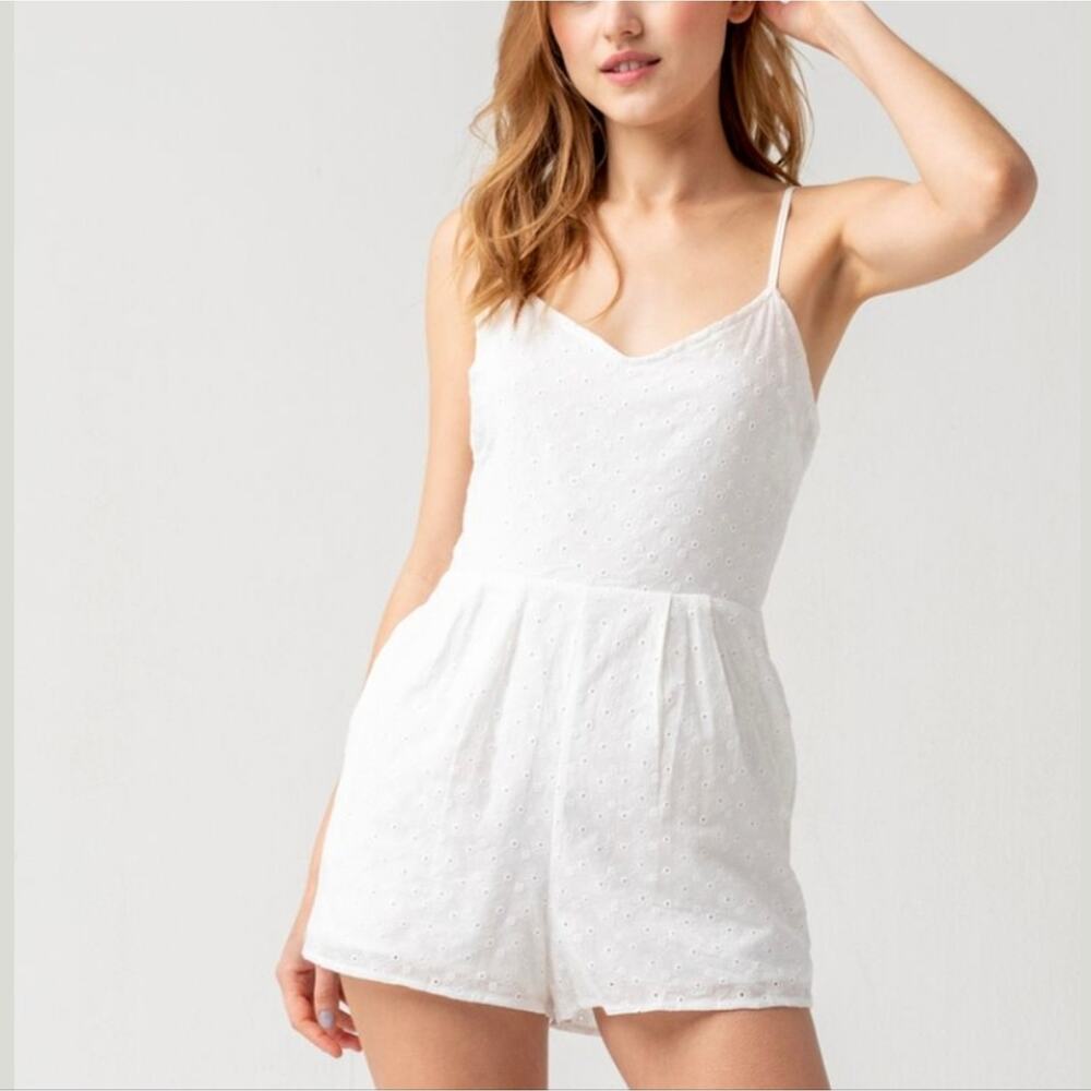 SKY AND SPARROW Eyelet Open Back romper New with tags Size large